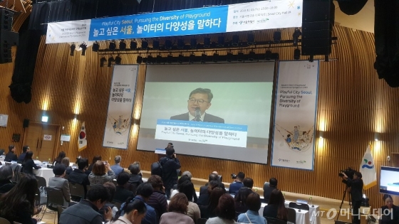 진희선 서울시 제1행정부시장이 8일 서울시청 다목적홀에서 열린 '2019 서울 어린이놀이터 국제심포지엄'에서 축사를 하고 있다.