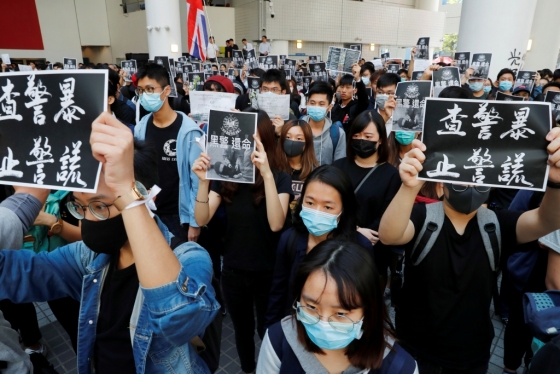 시위 도중 주차장에서 추락해 8일 숨진 홍콩 대학생 차우츠록(22)을 추모하기 위해 모인 학생들. /사진=로이터
