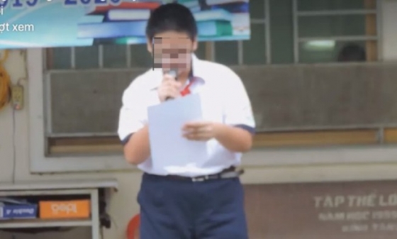 BTS 안티 페이지를 운영한 베트남 중학생 Q군은 지난 5일 전교생 앞에서 반성문을 읽었다./사진=브앤익스프레스 
