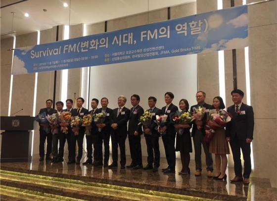 7일 서용식 수목건축 대표(왼쪽 여섯번째)가 한국FM대상 시상식 후 기념촬영하고 있다./사진= 수목건축