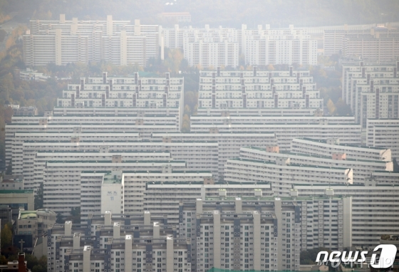 민간택지 분양가 상한제 대상으로 선정된 서울 강남구 대치동 아파트 전경. /사진제공=뉴스1