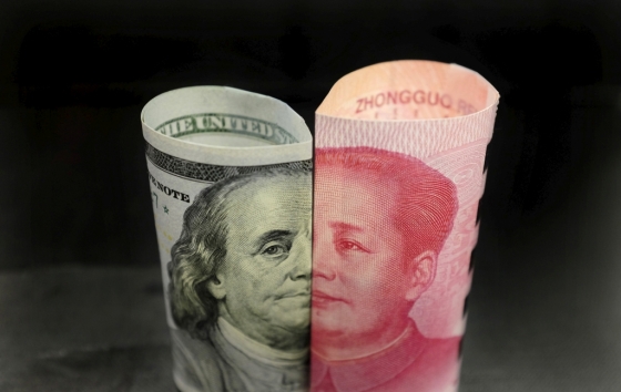 미국 달러와 중국 위안화 지폐/사진=로이터