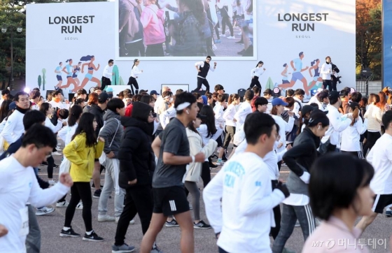 9일 오전 서울 영등포구 여의도 도심 일대에서 머니투데이,현대자동차 주최로 열린 '롱기스트 런 인 서울'에서 참가자들이 준비운동을 하고 있다. /사진=김휘선 기자
