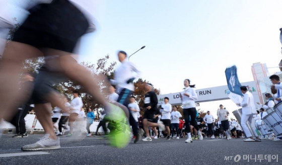 '롱기스트 런 인 서울' 행사에서 참가자들이 코스를 달리고 있다. /사진=김휘선 기자