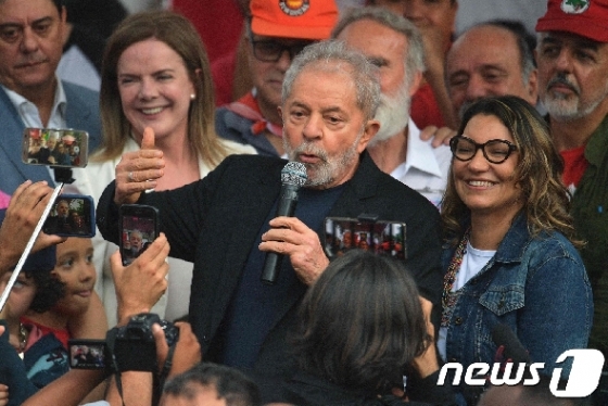 석방된 뒤 발언하는 룰라 다 실바 전 브라질 대통령. © AFP=뉴스1