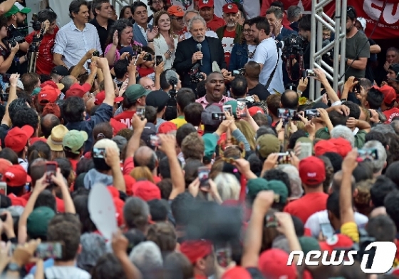 룰라 다 실바 전 브라질 대통령을 둘러싼 지지자들. © AFP=뉴스1