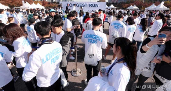 [사진]참가자들로 북적이는 '롱기스트런' 마라톤 대회