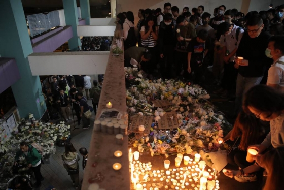 【홍콩=AP/뉴시스】8일 홍콩 시위 경찰 진압 첫 사망자인 대학생 차우츠록(周梓樂)이 최루탄을 피해 추락한 장소인 정관오 지역의 주차장 건물에서 시민들이 그를 추모하고 있다