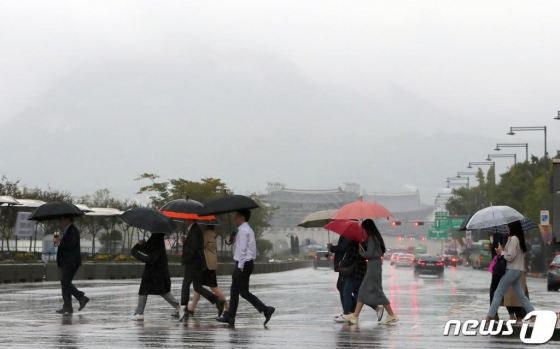 지난 7일 오전 서울 광화문네거리에서 시민들이 우산을 쓰고 출근길 발걸음을 옮기고 있다. /사진=뉴스1