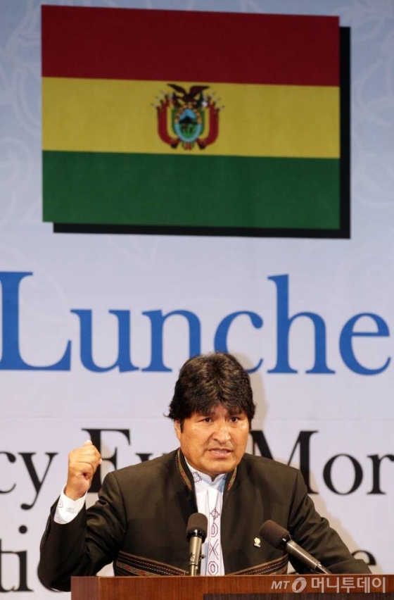 방한중인 에보 모랄레스 아이마 볼리비아 대통령이 26일 오후 서울 신라호텔에서 열린 경제4단체장 오찬에 참석, 손경식 대한상공회의소 회장과 악수를 나누고 있다. / 사진=이동훈 기자 photoguy@