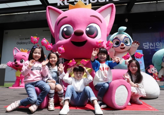 1일 오후 서울 종로구  KT스퀘어에서 어린이들이 애니메이션 '핑크퐁'의 신규캐릭터 호기, 핑크퐁과 즐거운 시간을 보내고 있다. / 사진=김휘선 기자 hwijpg@