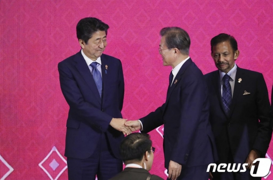 문재인 대통령과 아베 일본 총리가 4일 방콕 임팩트 포럼에서 열린 역내포괄적경제동반자협정(RCEP)에서 기념촬영 전 악수하고 있다. (청와대 제공) 2019.11.5/사진=뉴스1 