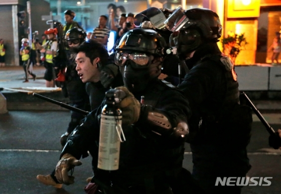 홍콩에서 시위 중 사망한 대학생 차우츠록을 추모하는 시위가 이어진 가운데 10일(현지시간) 경찰이 한 시위 남성을 연행하고 있다./사진=뉴시스