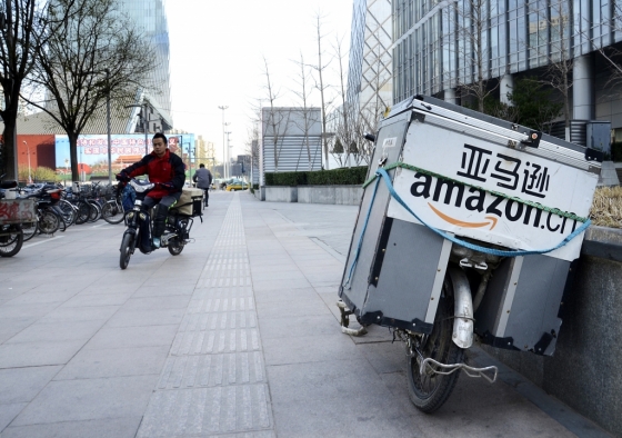 중국 베이징 거리에 아마존 물품 배송 오토바이가 서있다/사진=AFP