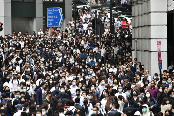 12일(현지시간) 낮 홍콩 도심을 가득 매운 시위대. /사진=AFP