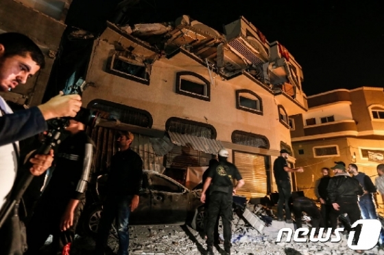 12일(현지시간) 이스라엘군의 공습으로 팔레스타인 가자지구에 있는 시아파 무장정파 '이슬라믹 지하드' 고위 간부의 자택이 파괴됐다. © AFP=뉴스1