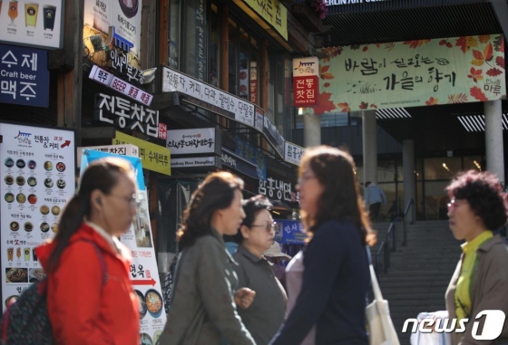 서울 종로구 인사동 거리를 시민들이 걷고 있다. /사진=뉴스1
