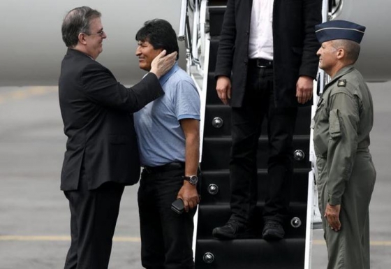12일(현지시간) 대선부정 의혹으로 사퇴한 에보 모랄레스 전 볼리비아 대통령(가운데 파란 셔츠)이 망명지인 멕시코 수도 멕시코시티 국제공항에 도착해 마르셀로 에브라르드 멕시코 외교장관과 마주하고 있다. /사진=모랄레스 전 대통령 트위터
