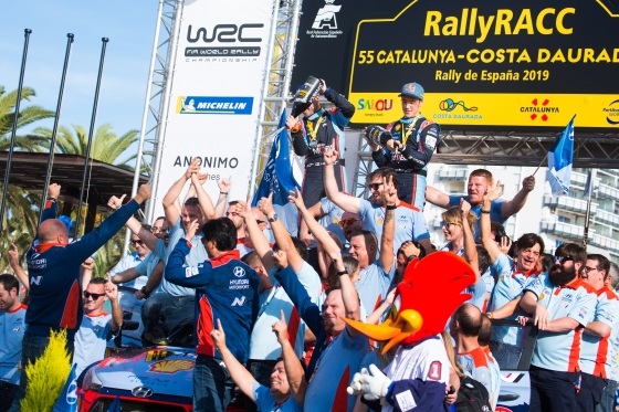 현대 월드랠리팀이 지난달 열린 WRC 스페인 랠리에서 사실상 우승을 확정 짓고 환호하고 있다./사진제공=현대차