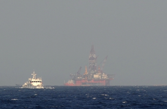 영토 분쟁이 벌어지는 남중국해 해역에 중국 해양경비선과 시추선이 떠있다/사진=AFP