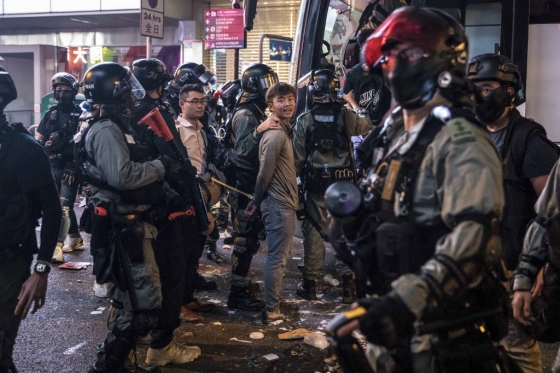 13일 저녁(현지시간) 홍콩 금융중심지 센트럴에서 경찰이 시위 참가자들을 체포하고 있다. /사진=AFP