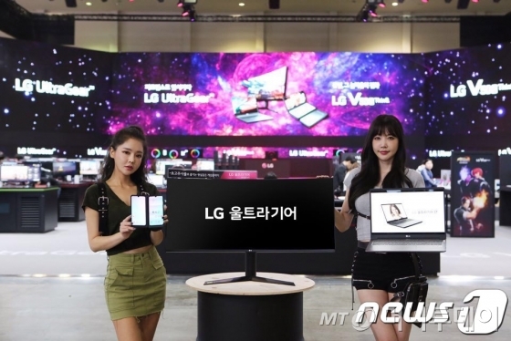 LG전자가 오는 17일까지 부산 벡스코에서 열리는 지스타(G-STAR) 2019에서 역대 최대 규모의 전시공간을 마련했다고 14일 전했다. LG전자는 LG V50S씽큐, LG 듀얼 스크린, LG 울트라기어 게이밍 모니터, LG 울트라기어 17 노트북 등 다양한 기기를 전시했다.  해당 전시 공간에는 LG V50S와 LG 듀얼 스크린을 각각 150대가 준비됐다. 관람객들은 LG 듀얼 스크린으로 '배틀 그라운드', '킹 오브 파이터 올스타' 등 인기 모바일 게임을 즐길 수 있다. (LG전자 제공) 2019.11.14/뉴스1  