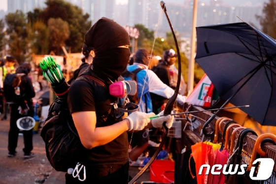 14일 홍콩 중문대학에서 시위대가 경찰에 화살을 쏠 준비하고 있다. © 로이터=뉴스1 © News1 박형기 기자