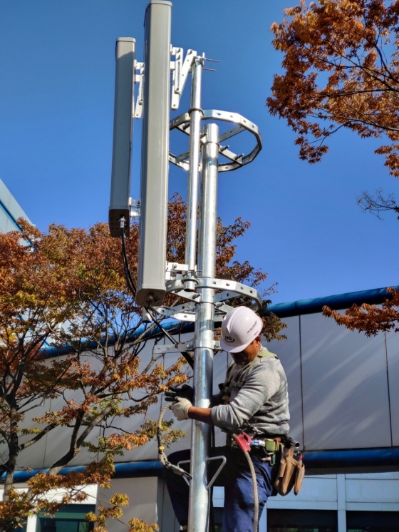 대전에 있는 ‘LTE-R 종합검증센터’에서 현장 기술자가 철도 환경에 최적화 된 솔루션 검증을 위해 안테나를 설치하는 모습./사진제공=LG유플러스