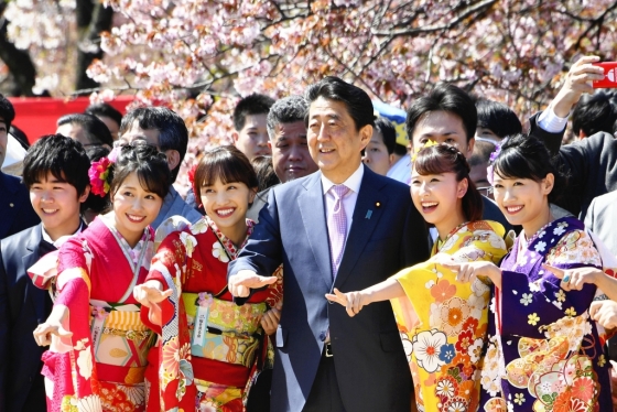 지난 4월 13일 도쿄 신주쿠 교엔에서 열린 벚꽃회에 참석한 아베 신조 일본 총리. /사진=로이터