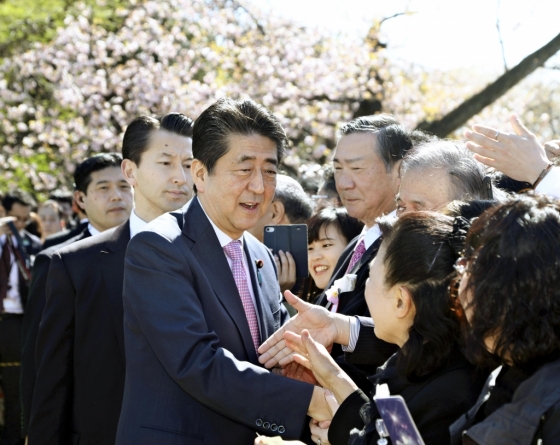 지난 4월 13일 도쿄 신주쿠 교엔에서 열린 벚꽃회에서 참석자들과 악수를 나누는 아베 신조 일본 총리. /사진=로이터