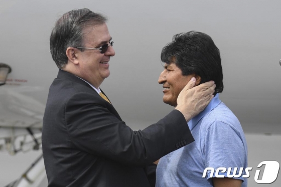 (멕시코시티 AFP=뉴스1) 우동명 기자 = 대선 부정 논란 속에 물러난 에보 모랄레스 전 볼리비아 대통령이 12일(현지시간) 망명지인 멕시코의 멕시코시티 국제공항에 도착해 마르셀로 에브라르드 멕시코 외교장관의 환대를 받고 있다.   © AFP=뉴스1  <저작권자 © 뉴스1코리아, 무단전재 및 재배포 금지>