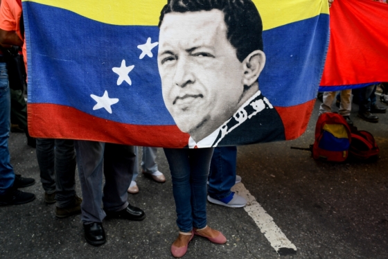 마두로 베네수엘라 대통령 지지자가 마두로 대통령의 전임자인 휴고 차베스가 그려진 국기를 들고 있다. /사진=AFP