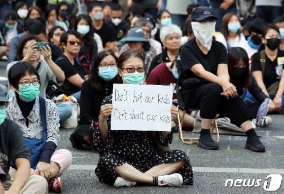 [사진] '폭력은 용납될 수 없다'