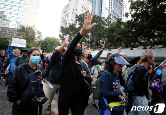 [사진] 홍콩 중앙정부청사로 행진하는 시민들