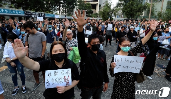 15일 오후 홍콩 센트럴 차터가든 내 공민광장에서 열린 노년층 경찰 폭력 규탄 집회에서 참석자들이 구호를 외치고 있다. 2019.11.15/뉴스1 © News1 이재명 기자