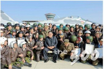 김정은 북한 국무위원장이 전투비행술경기대회를 참관했다고 북한 노동당 기관지 노동신문이 16일 보도했다..  © 뉴스1