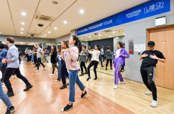 외국인 유학생들이 케이팝 춤을 배우는 모습. /사진제공=현대차그룹
