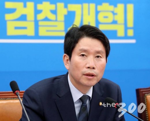더불어민주당 이인영 원내대표가 17일 오후 서울 여의도 국회에서 열린 기자간담회에서 발언하고 있다. / 사진=홍봉진 기자 honggga@