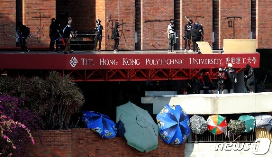 16일 오전 홍콩 이공계대학에서 학생들이 활을 들고 경계를 서고 있다. 2019.11.16/뉴스1 © News1 이재명 기자