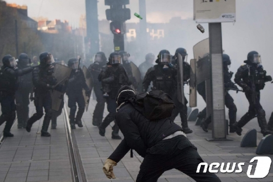 프랑스 '노란 조끼' 1주년 시위와 진압하는 경찰들 © AFP=뉴스1