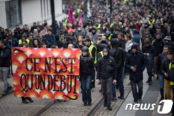 프랑스 '노란 조끼' 1주년 시위 현장 © AFP=뉴스1