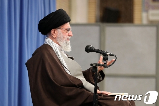 아야톨라 알리 하메네이 이란 최고지도자가 17일(현지시간) 국영TV 방송을 통해 연설하고 있다. © AFP=뉴스1