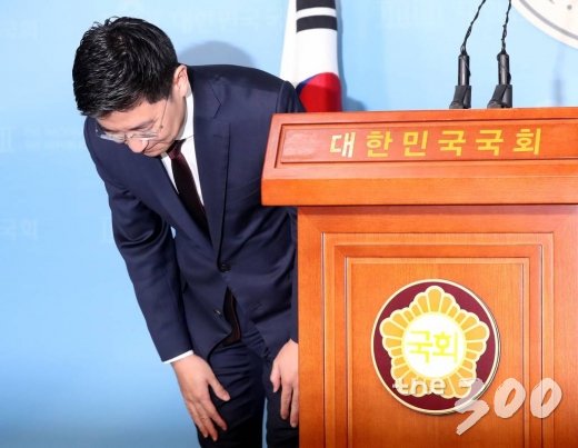 김세연 자유한국당 의원이 17일 오전 서울 여의도 국회 정론관에서 열린 기자회견에서 제21대 총선 불출마를 선언한 뒤 인사하고 있다. / 사진=홍봉진 기자 honggga@
