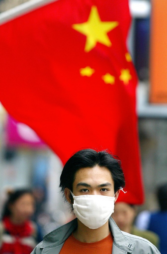 2003년 '중증급성호흡기증후군(SARS) 사태' 때 마스크를 쓰고 거리를 걷는 중국 시민 모습. 사진=AFP  