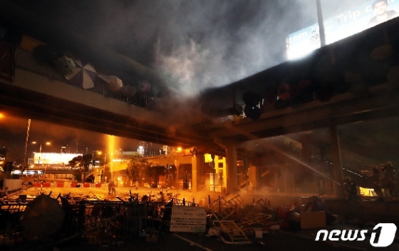 17일 오후 홍콩 이공대학교를 잇는 다리에 불이나 소방 대원들이 화재를 진압하고 있다. 2019.11.17/뉴스1 © News1 이재명 기자