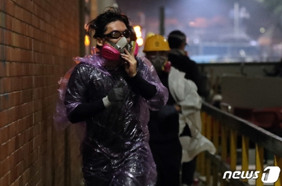 [사진] 홍콩 경찰 진입시도 '긴박한 순간'