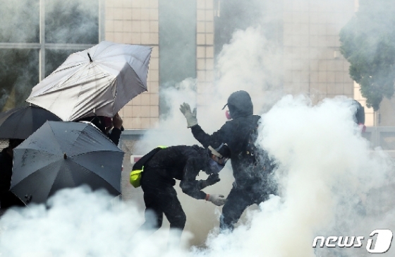 18일 오전 홍콩 이공대학교에서 학생들이 최루탄을 피하고 있다 2019.11.18/뉴스1 © News1 이재명 기자