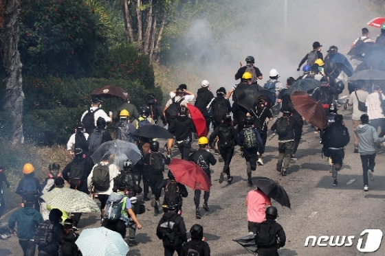 [사진] 도망가는 홍콩 학생들
