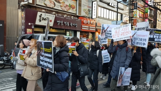 청년단체 회원들이 19일 오전 '홍콩 항쟁을 지지하는 학생·청년 기자회견'을 마친 뒤 서울 중구 명동 일대를 행진하고 있다. /사진=김영상 기자