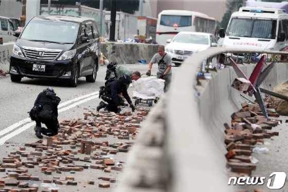 [사진] 파손된 도로 정비하는 홍콩 경찰